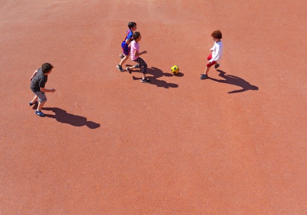 サッカーをする子ども