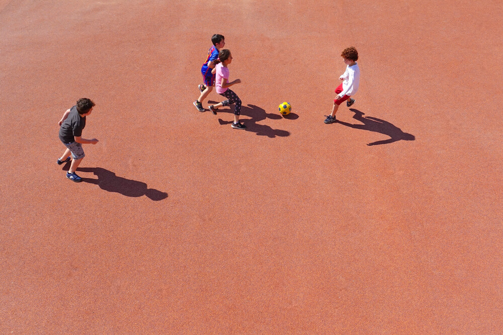 サッカーをする子ども