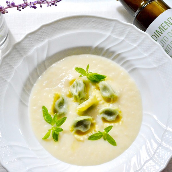 リコッタとバジリコのプリン（ラビオリ）の冷製スープ仕立て