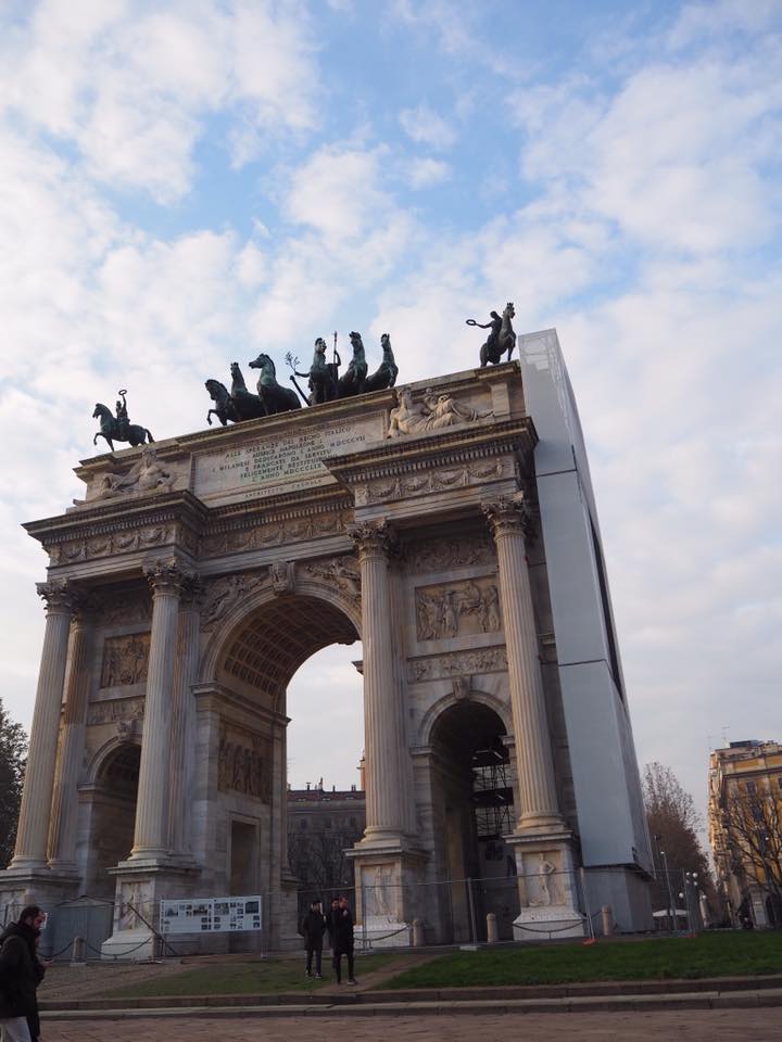 スフォルチェスコ城の裏手にある公園を散歩して、反対側にある平和の門(Arco della Pace)