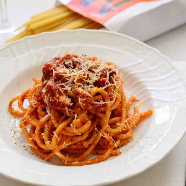 ブカティーニの塩豚アマトリチャーナ