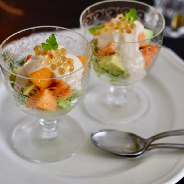 バルサミコパール乗せ　アボカドと柿の豆腐ソース