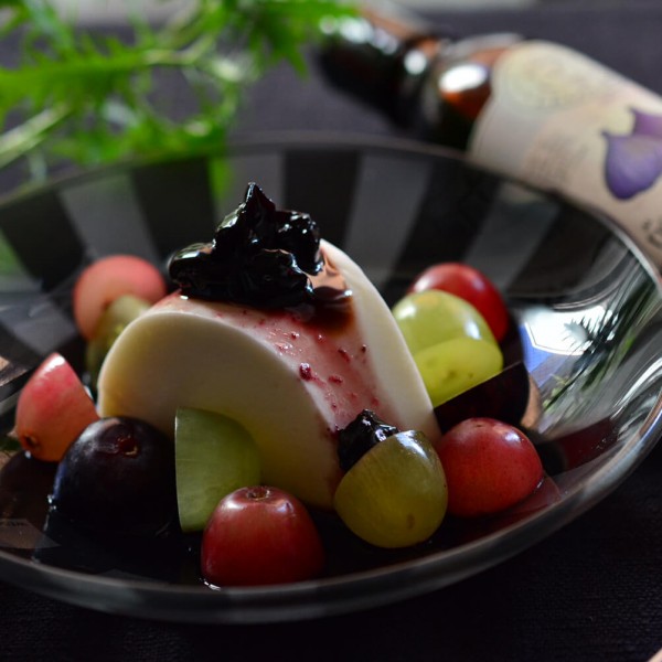 ヨーグルトババロア　いちじくのバルサミコ酢かけ