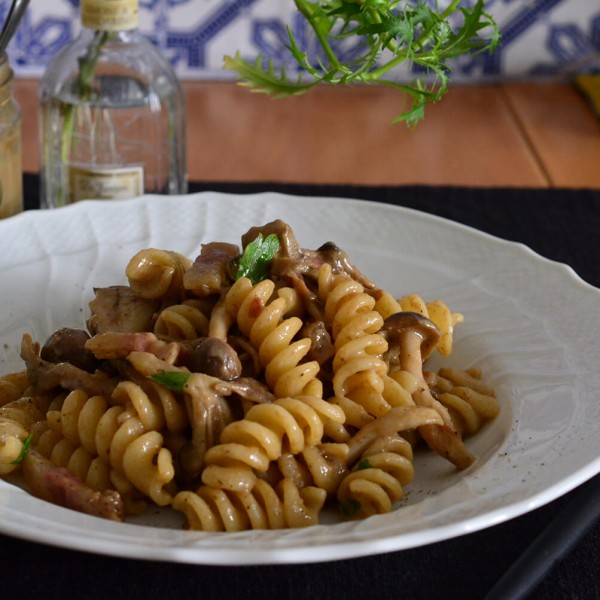 グアンチャーレときのこ入りポルチーニソースのフジッリ