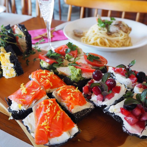 イカスミパンのサンドウィッチ