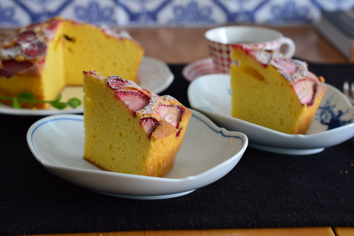 いちごを並べて焼いたケーキ