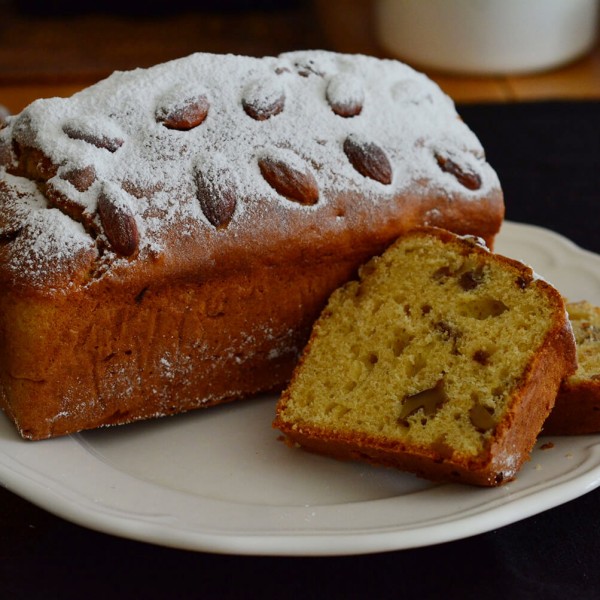 レーズンとクルミ入りパウンドケーキ