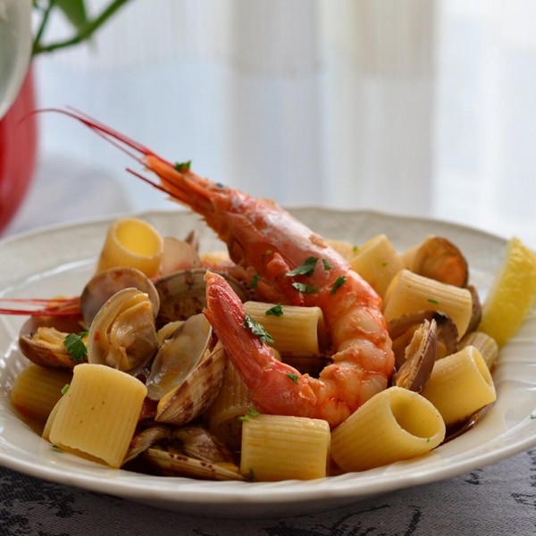 有頭エビとアサリのパスタ（メッツェマニケ）