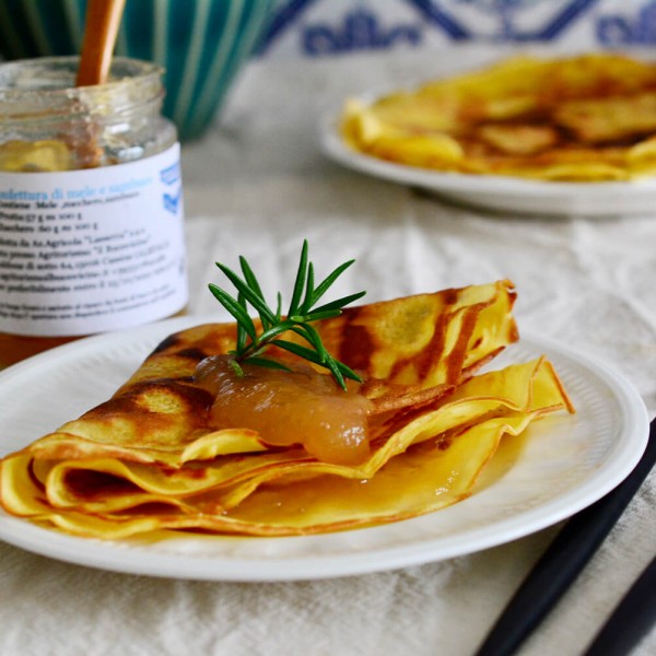 クレープとリンゴと西洋ニワトコの花のコンポート