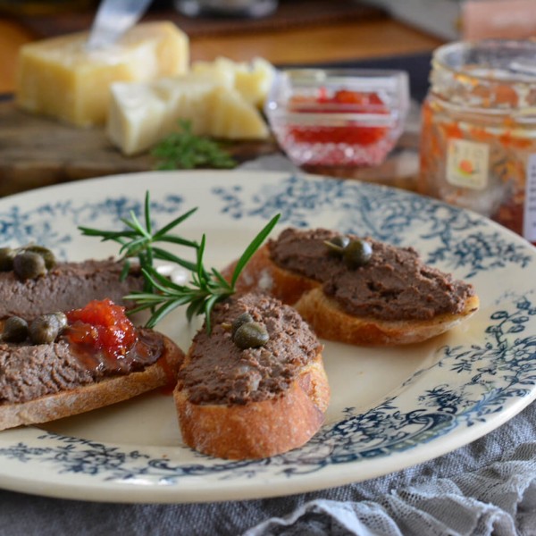 鶏レバーのクロスティーニ