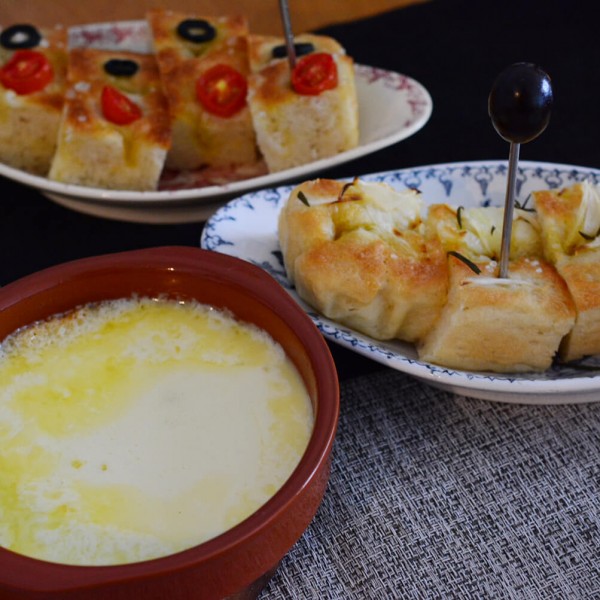 プロヴォローネのチーズフォンデュ　フォカッチャ添え