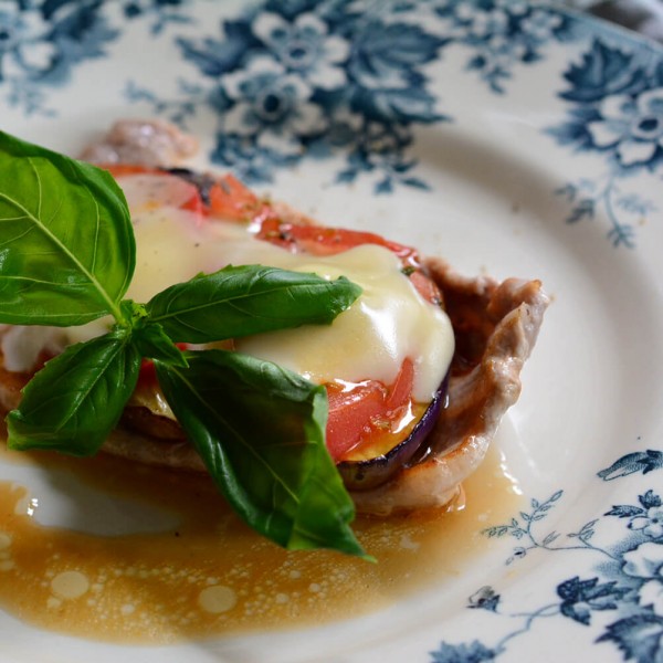 豚肉と夏野菜の重ね焼き　プロヴォローネ乗せ