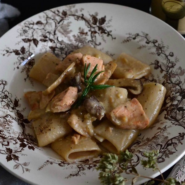 サーモンとエリンギのパッケリ