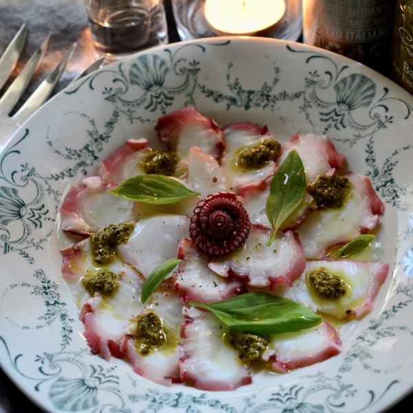 タコのカルパッチョ、バジルソース