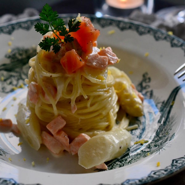 ホワイトアスパラガスとサーモンのレモンクリームパスタ