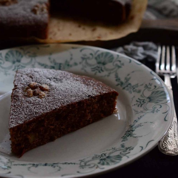 ぶどうといちごのコンフィチュール入りチョコレートケーキ