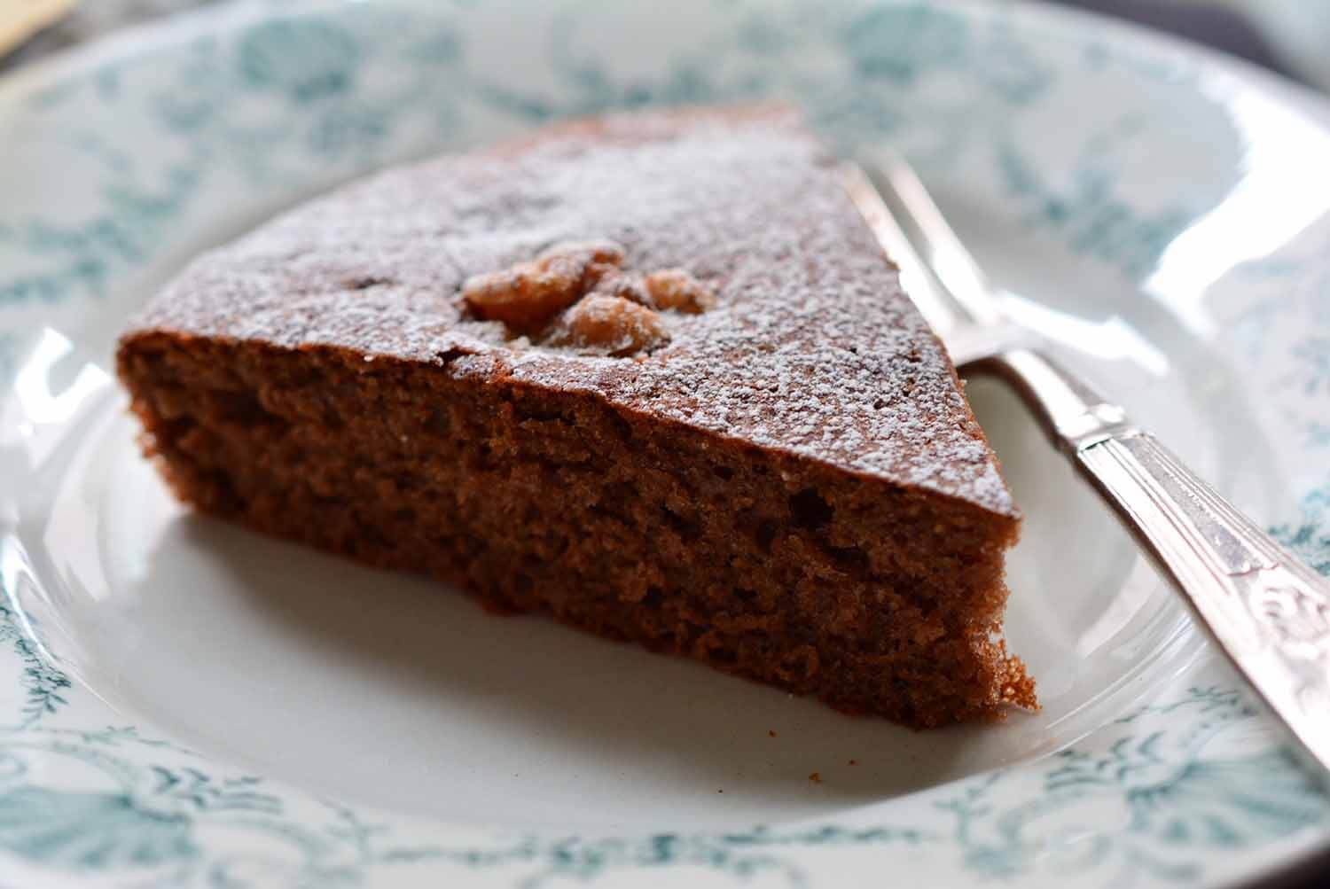 ぶどうといちごのコンフィチュール入りチョコレートケーキ