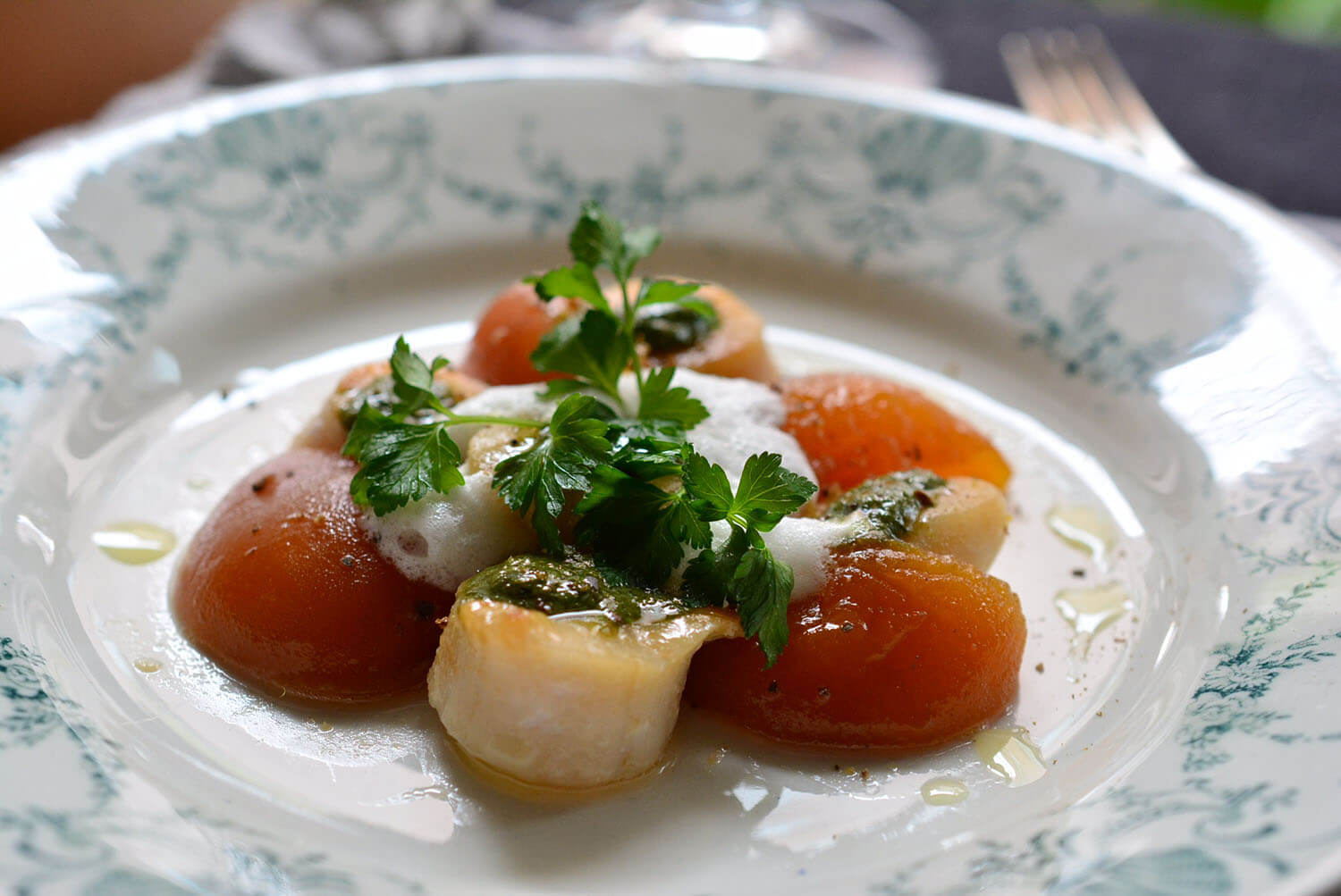 ホタテのソテーとアプリコットの前菜 バジルソース - イタリア食材ベリッシモ MAGAZINE