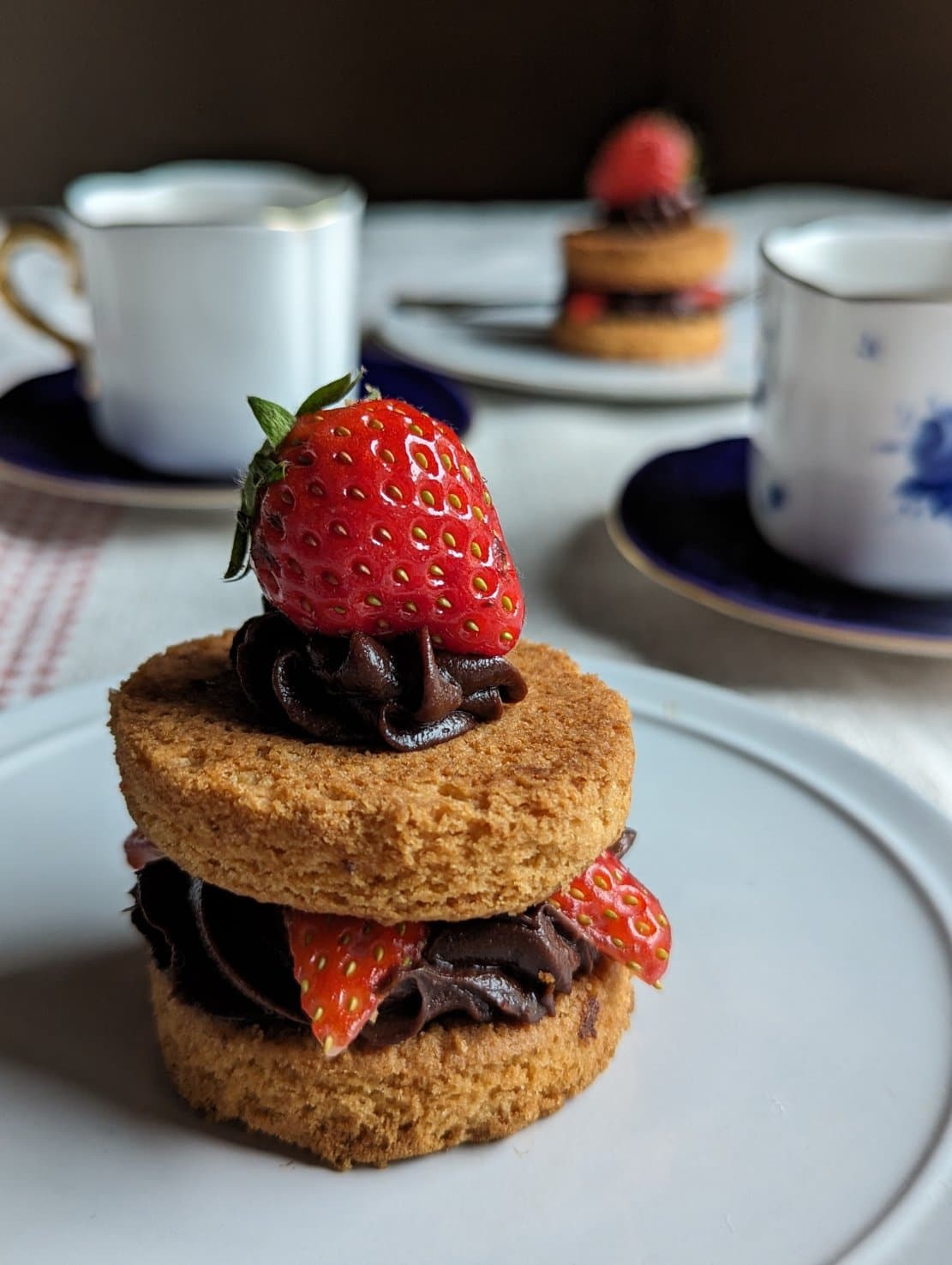 苺のチョコレートクリームガレットサンド