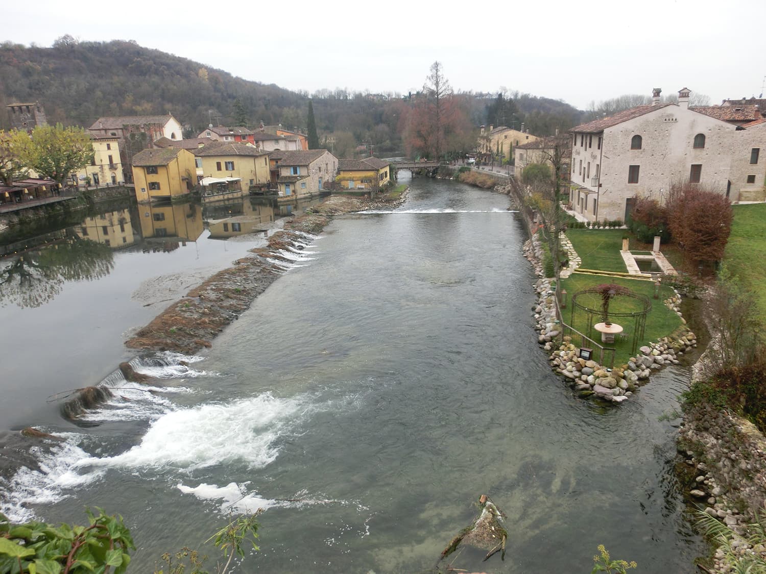 ミンチョ川に浮かぶ、伝説が残る村・ボルゲット - イタリア食材