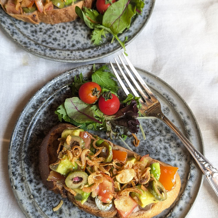 トマトとオリーブとアボカドのブルスケッタ