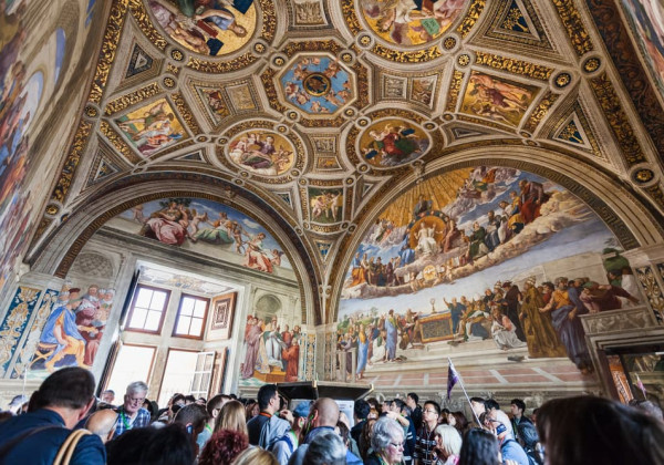 ラファエロ《聖体の論議》｜ヴァチカン美術館に描かれた天と地の対話