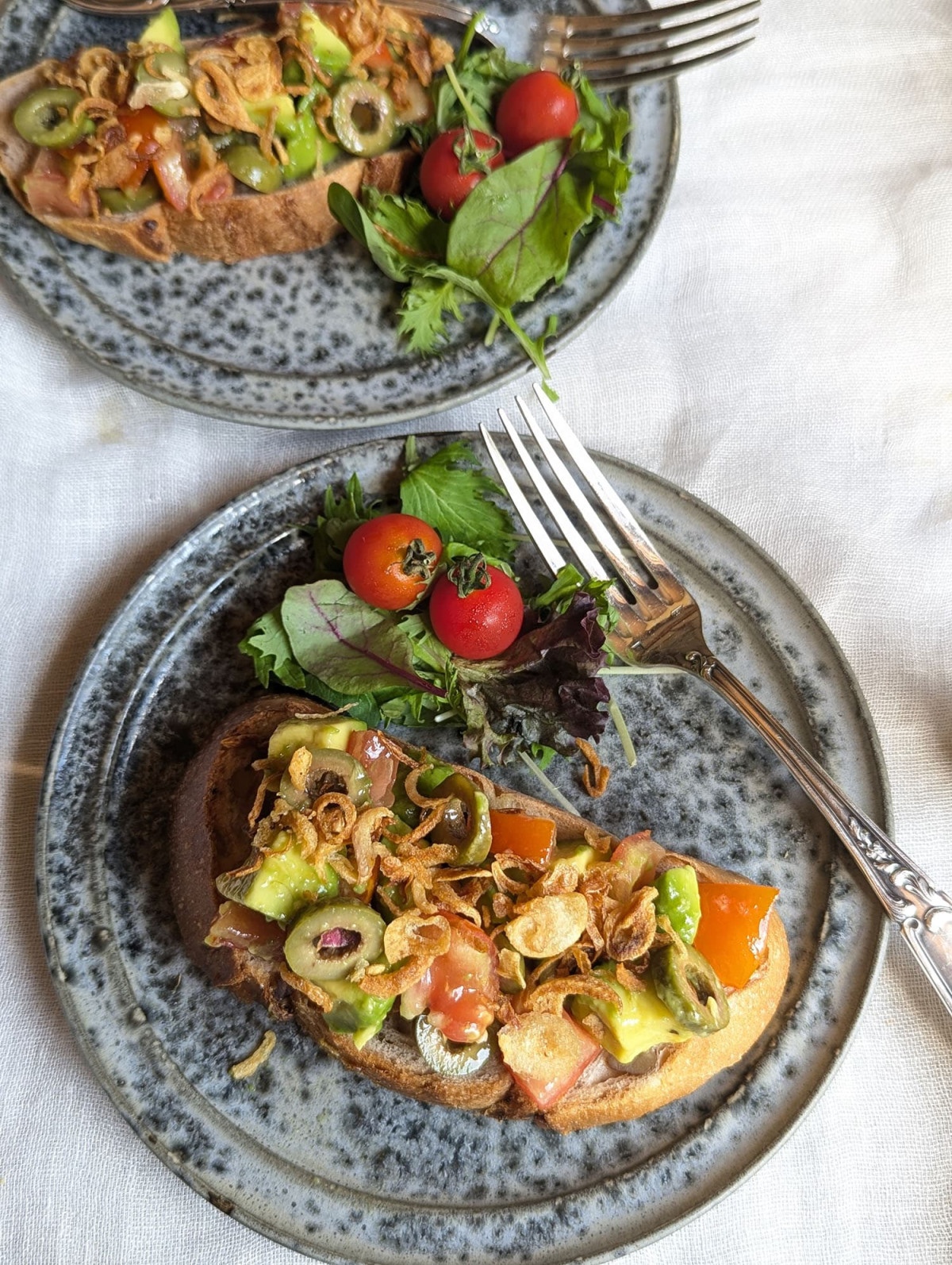 トマトとオリーブとアボカドのブルスケッタ