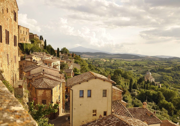 トスカーナ州モンテプルチャーノの丘の上に広がる街並み