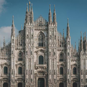 ミラノ大聖堂（ドゥオモ・ディ・ミラノ）の正面外観。無数の尖塔が立ち並ぶ世界最大級のゴシック建築