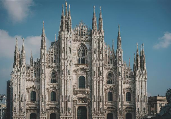 ミラノ大聖堂（ドゥオモ・ディ・ミラノ）の正面外観。無数の尖塔が立ち並ぶ世界最大級のゴシック建築