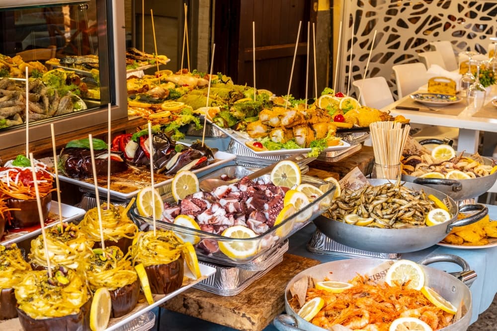 市場に並ぶ新鮮なイワシとフェンネル