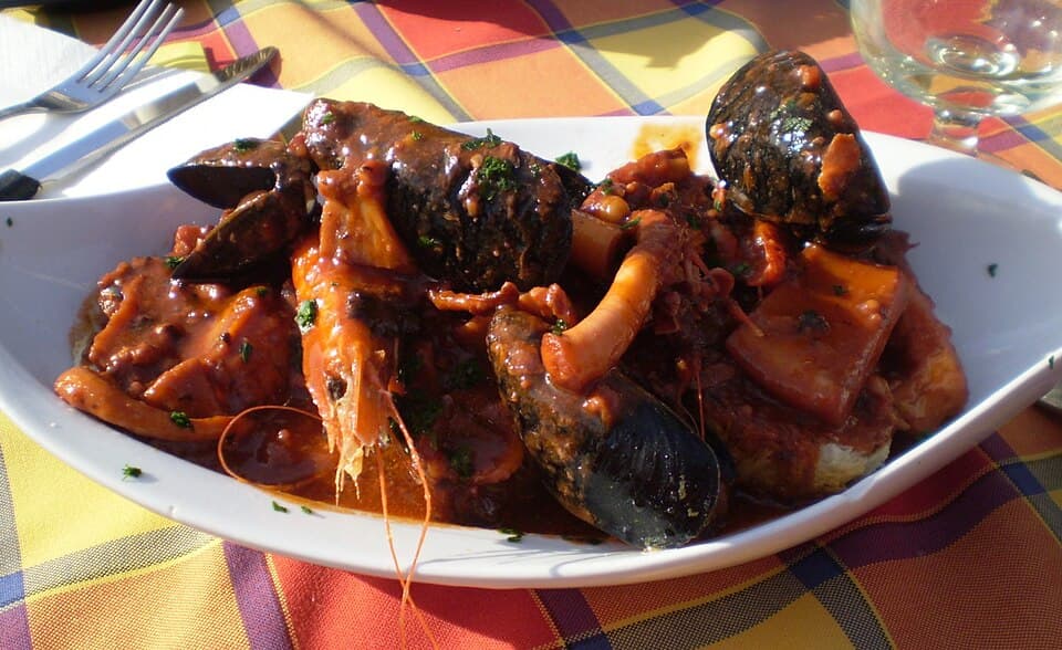 リヴォルノの郷土料理カッチュッコ(魚介のトマトスープ煮込み)