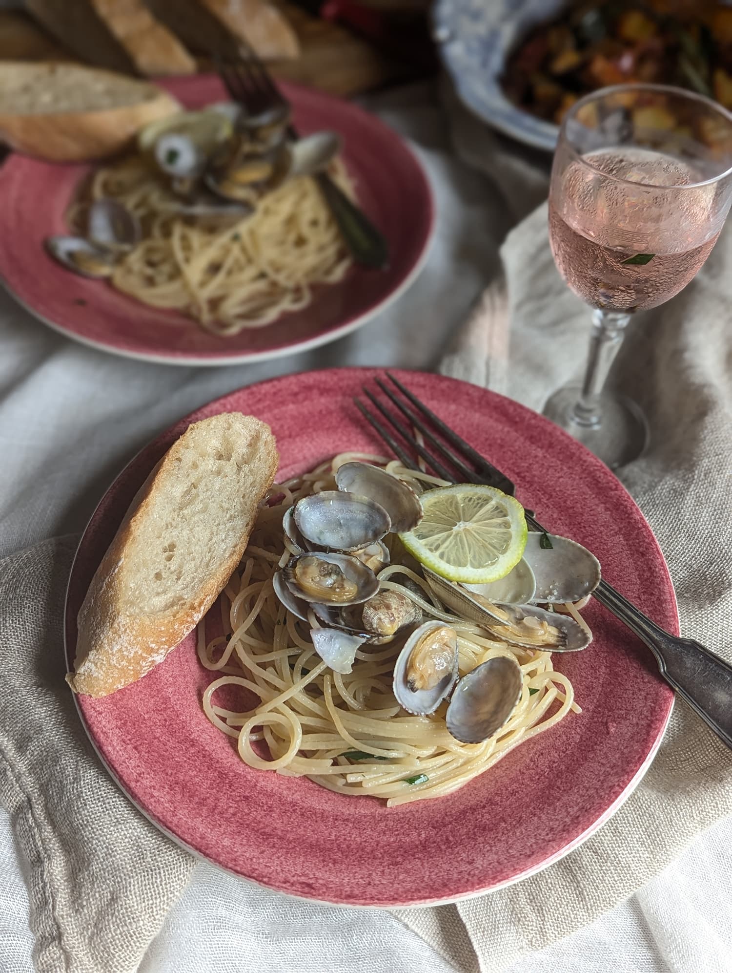 レモンを飾ったボンゴレビアンコとロゼワイン