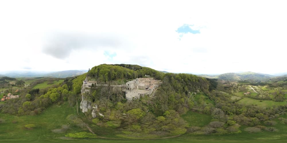 トスカーナの森に囲まれた岩山に建つラ・ヴェルナ修道院